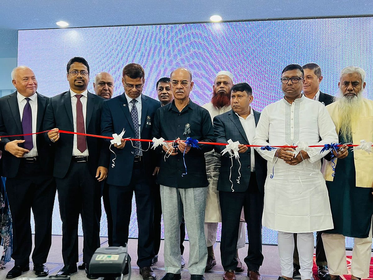 ঢাকা থেকে সৌদি আরবের জেদ্দায় ইউএস–বাংলার সরাসরি ফ্লাইট চালুর উদ্বোধন করেন বেসামরিক বিমান পরিবহন ও পর্যটনমন্ত্রী মুহাম্মদ ফারুক খান